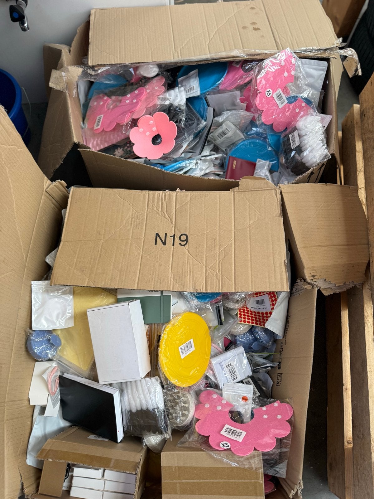 2 dozen vol diverse knutselspullen, boekjes, sleutelhangers, Ophalen of Verzenden, Gebruikt, Knutselmateriaal