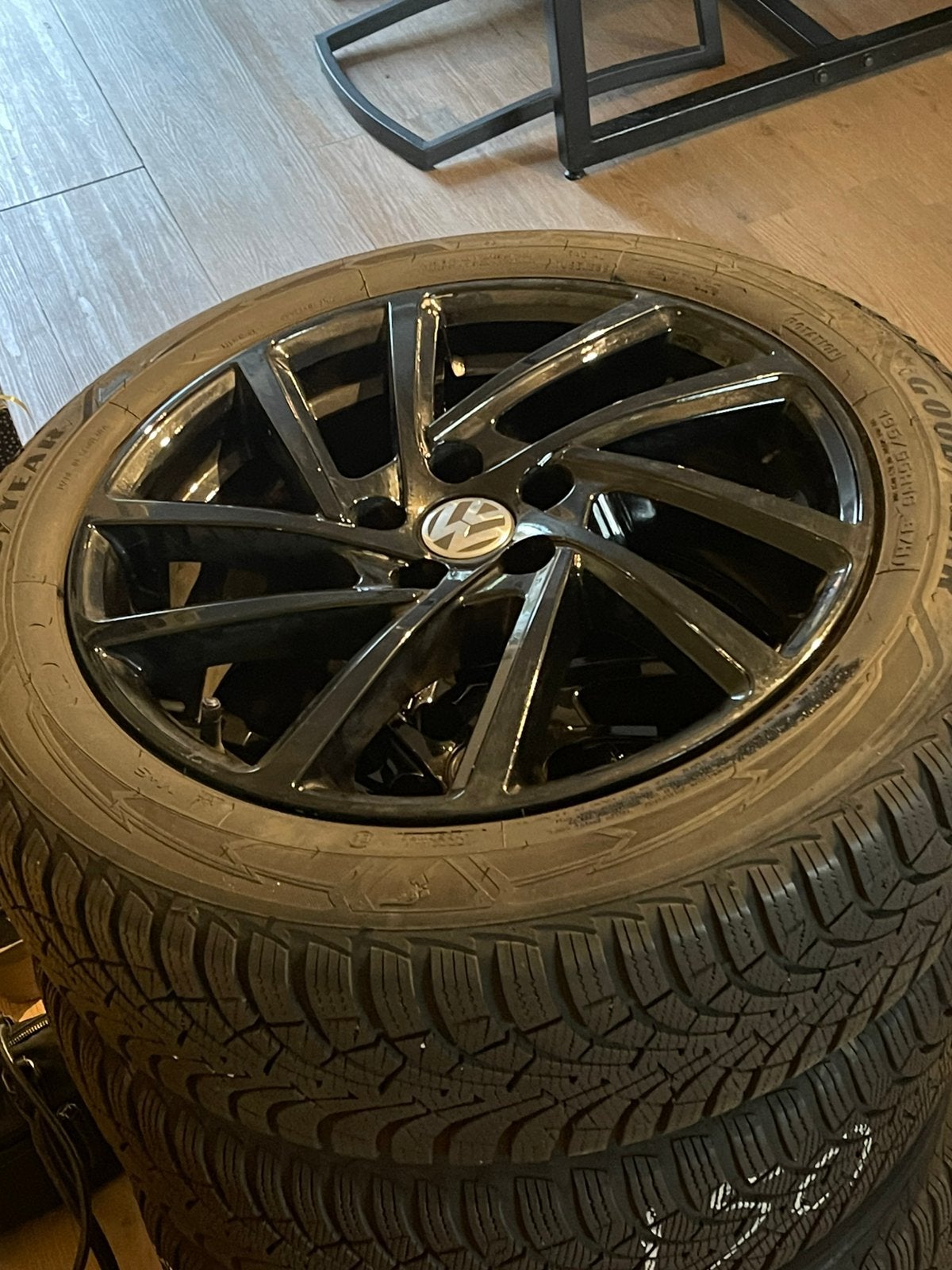 Originele Volkswagen zwarte velgen met winterbanden 16 inch, Auto-onderdelen, Ophalen, Velg(en), 16 inch, 205 mm