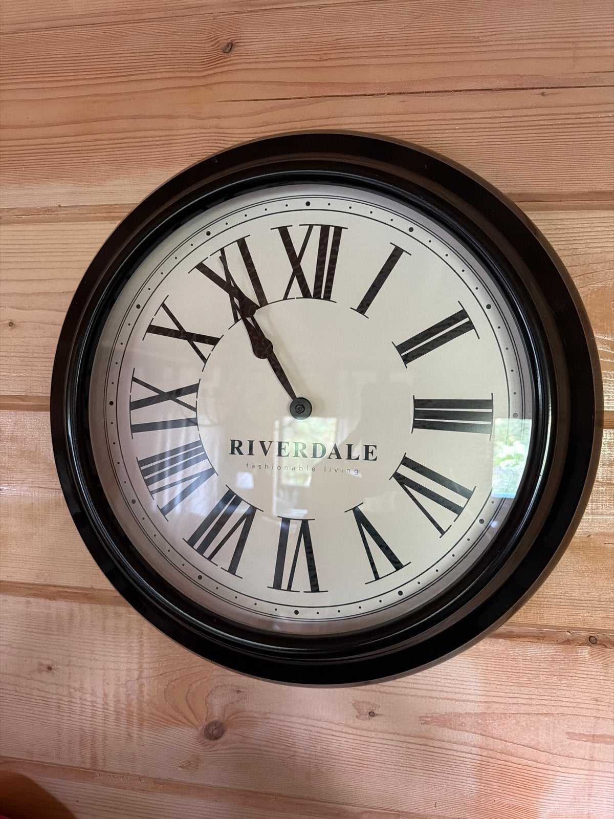 Riverdale Wandklok - Zwart, 40 cm doorsnede, Huis en Inrichting, Woonaccessoires | Klokken, Ophalen, Analoog, Werkt op batterijen