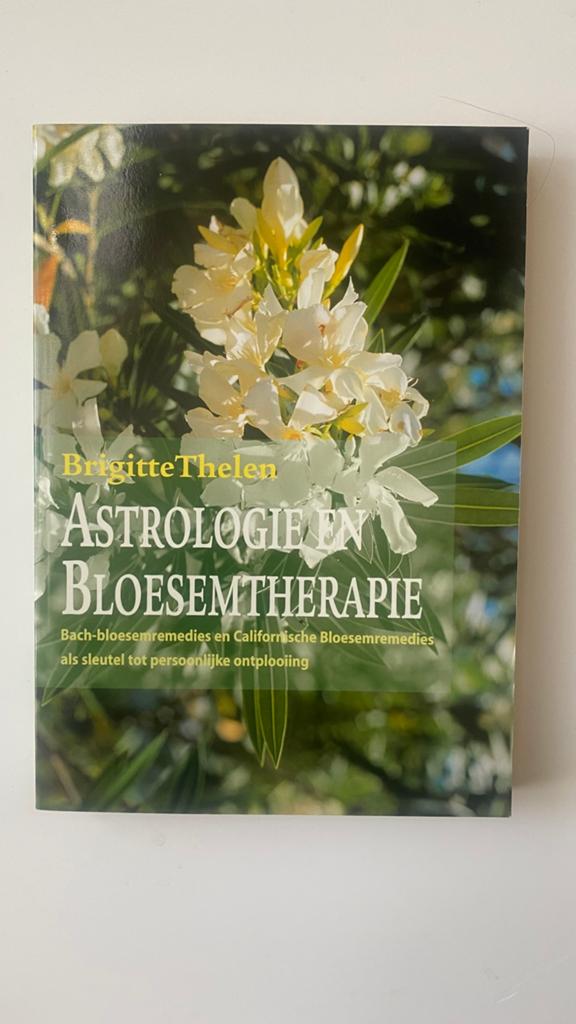 Astrologie en Bloesemtherapie, Boeken, Esoterie en Spiritualiteit, Achtergrond en Informatie, Ophalen of Verzenden, Zo goed als nieuw