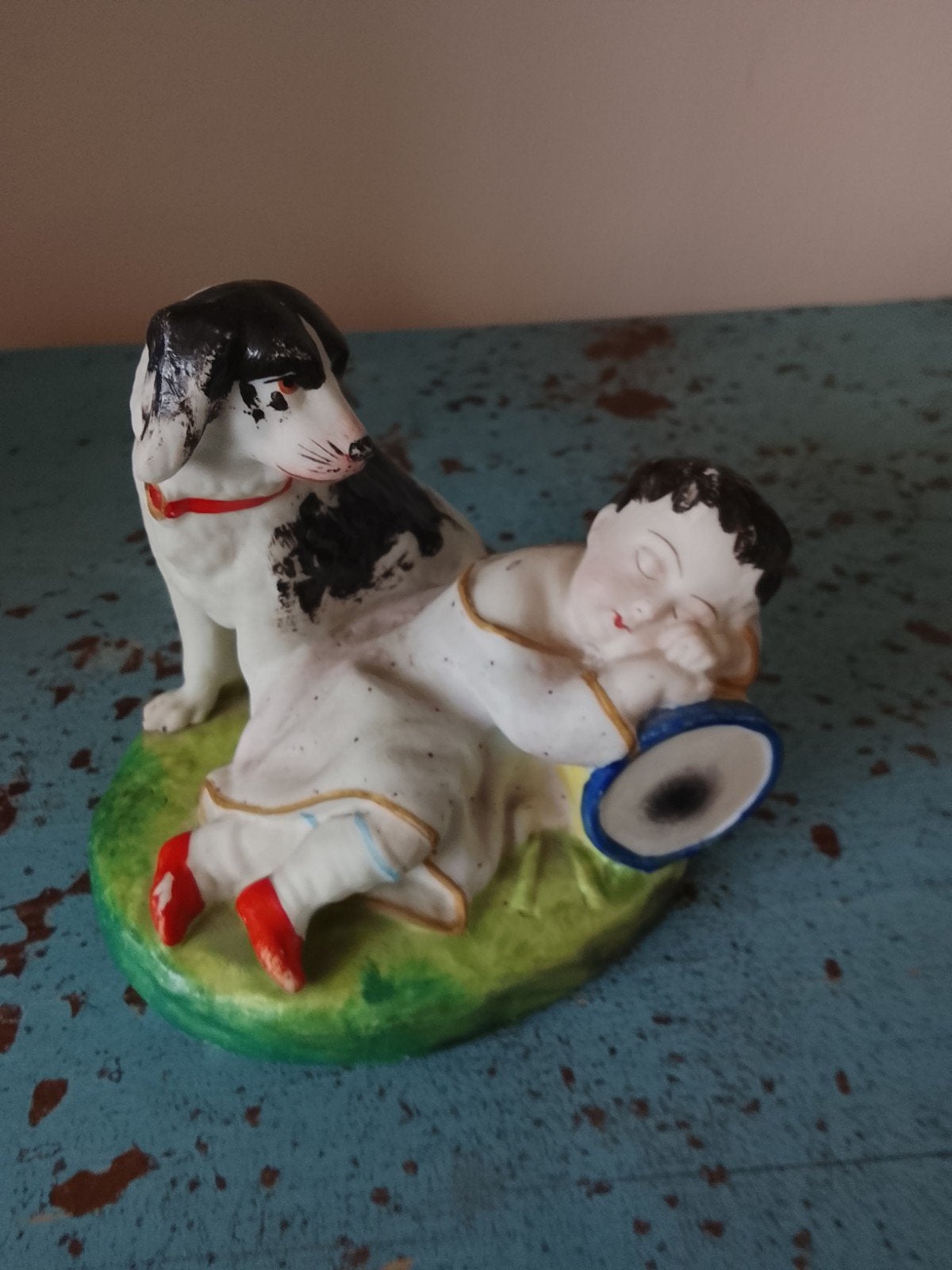 Vintage porseleinen beeldje: slapend kind met hond, Ophalen of Verzenden