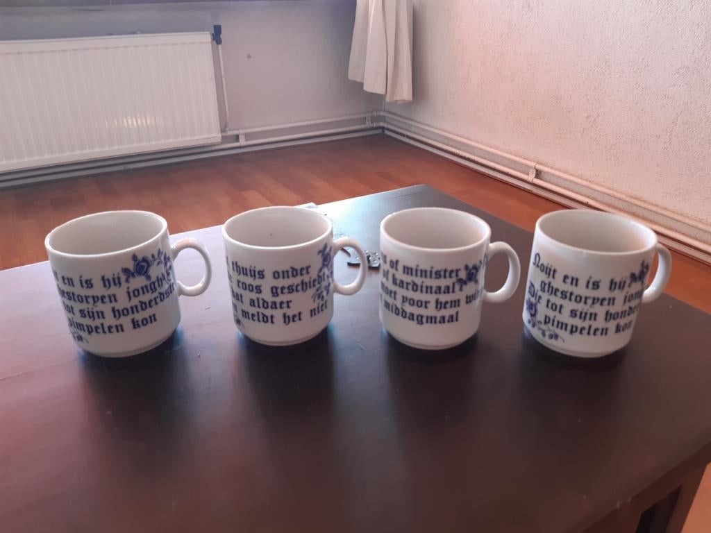 Set van 4 leuke mokken met verschillende spreuken., Ophalen of Verzenden, Zo goed als nieuw, Aardewerk, Kop(pen) en/of Schotel(s)