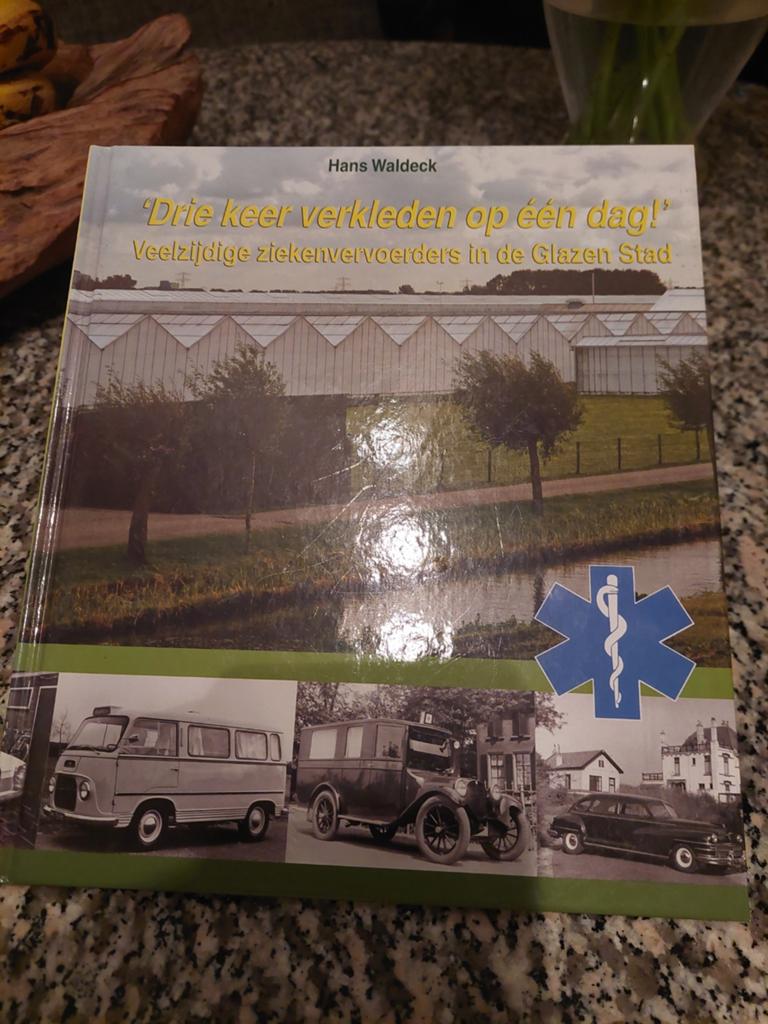 VEELZIJDIGE ZIEKENVERVOERDERS IN DE GLAZEN STAD  HANS WALDEC, Boeken, Ophalen of Verzenden, Zo goed als nieuw