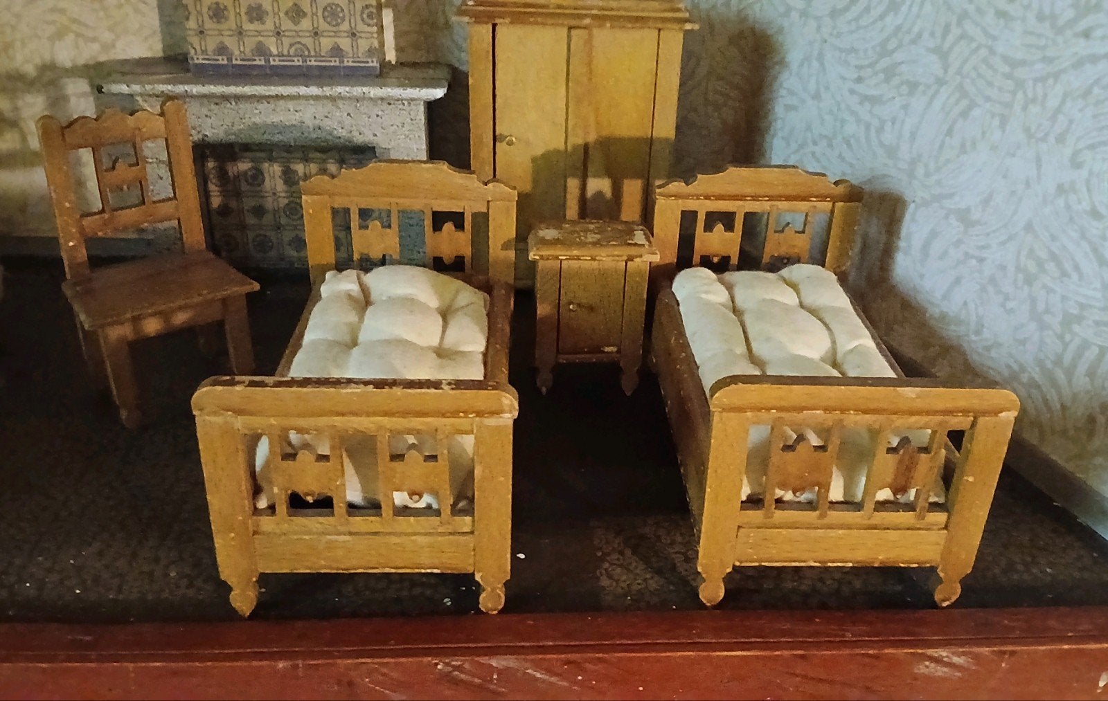 Antiek poppenhuis slaapkamer meubeltjes, Ophalen of Verzenden