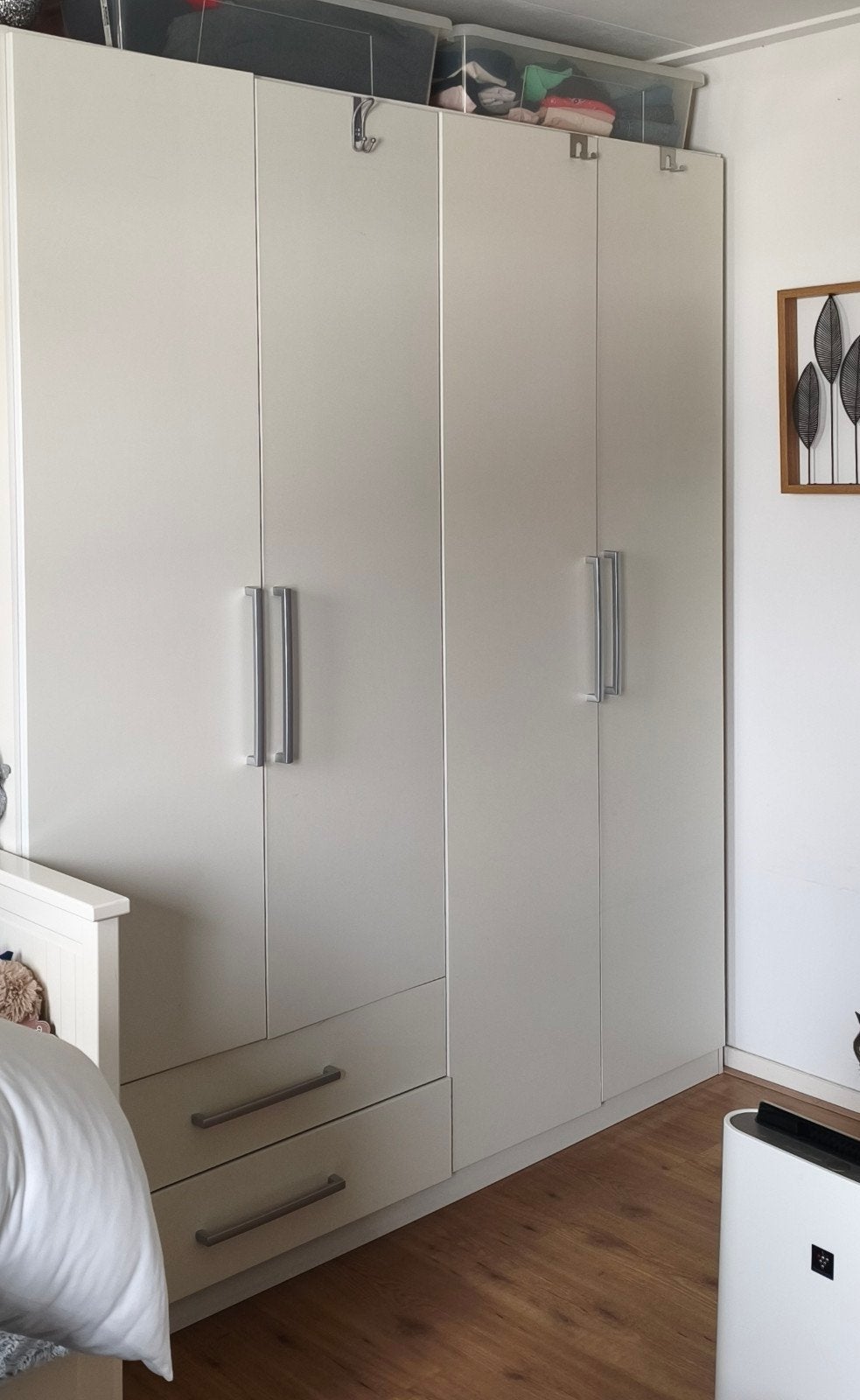 Ruime witte kledingkast met lades en hangruimte, Ophalen, Overige materialen, Modern en functioneel, Gebruikt