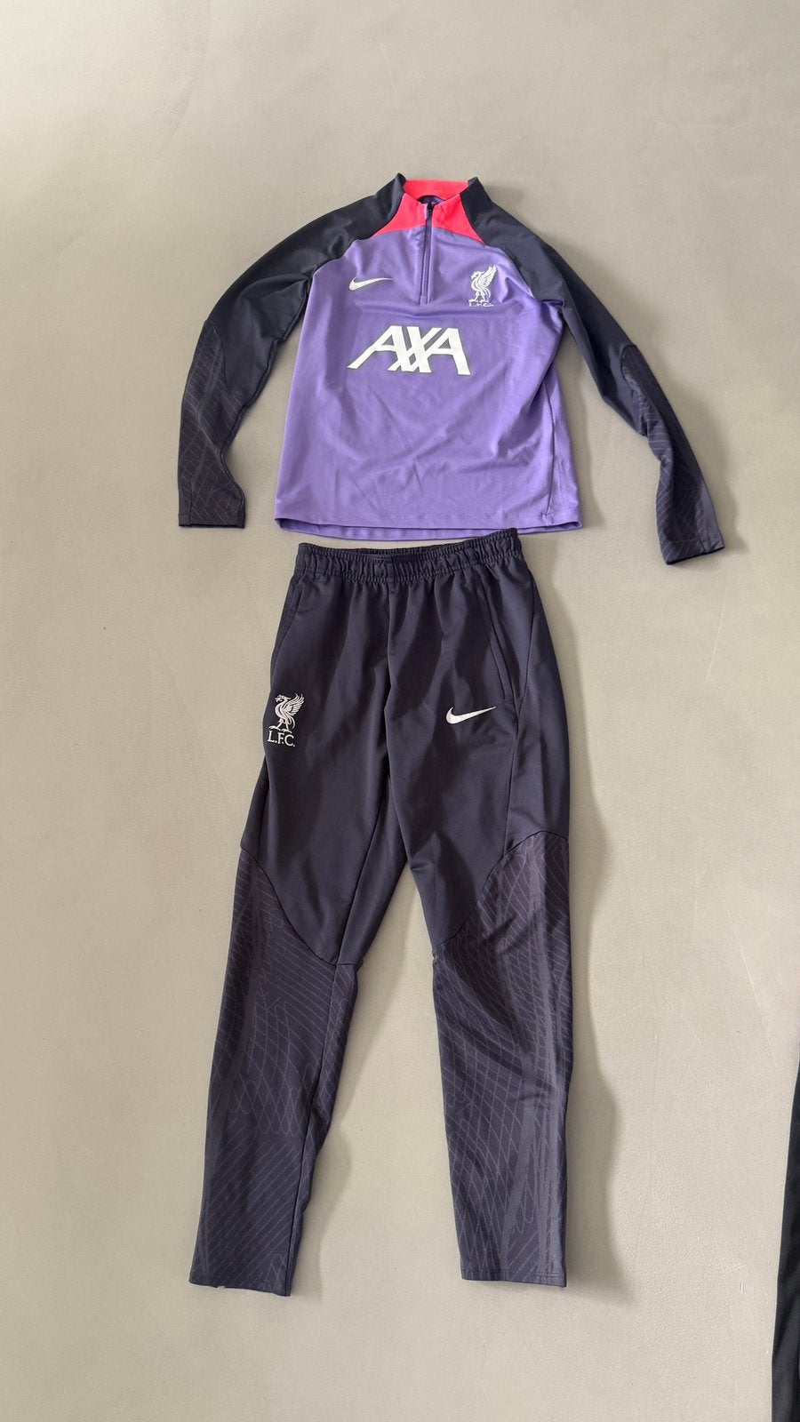 Voetbal tennue en trainingspak 11/12 jaar, Ophalen of Verzenden, Zo goed als nieuw, Jongen of Meisje