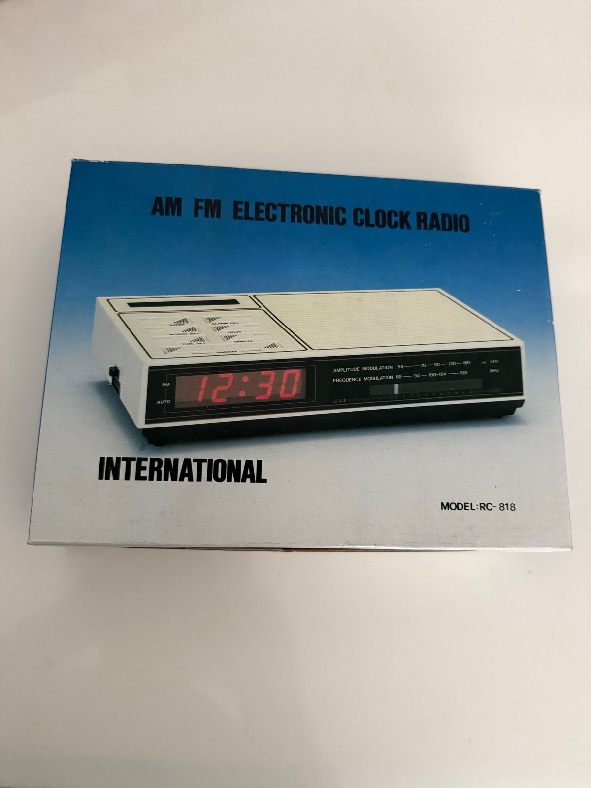 Vintage International AM FM Elektronische Wekkerradio RC-818, Ophalen of Verzenden, Nieuw, Radio