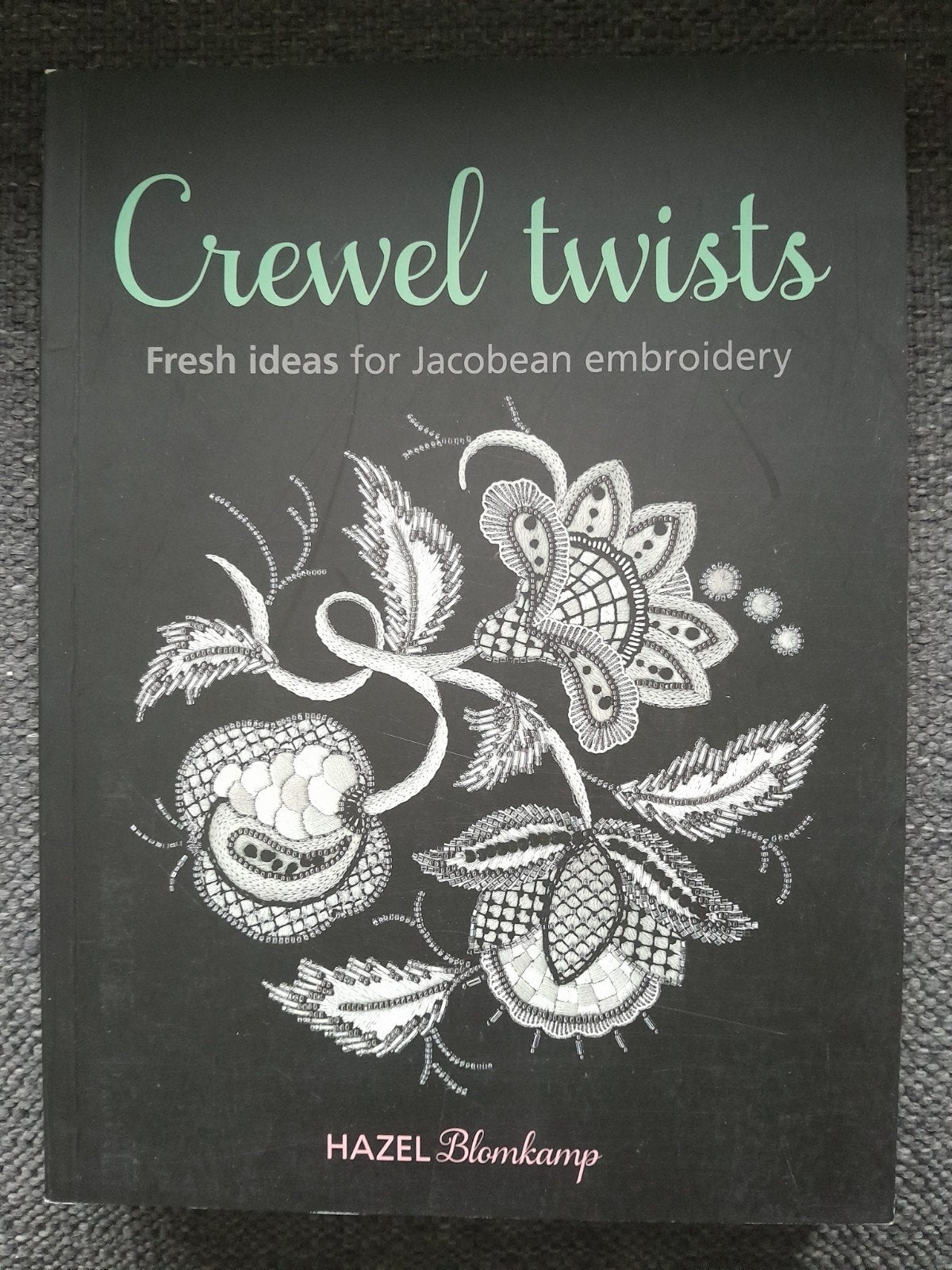 2 Engelse handwerkboeken: Crewel Intentions & Crewel Twists, Ophalen of Verzenden, Zo goed als nieuw, Borduren en Naaien, Hazel Blomkamp
