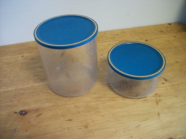 2 Tupperware Voorraadbussen ( 1 liter en 2 liter ), Ophalen of Verzenden, Gebruikt, Beker of Kan