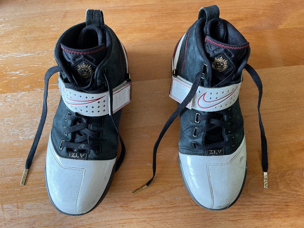 Nike Zoom Lebron v release date: 02/08/2008, Nike, Ophalen of Verzenden, Gedragen, Wit