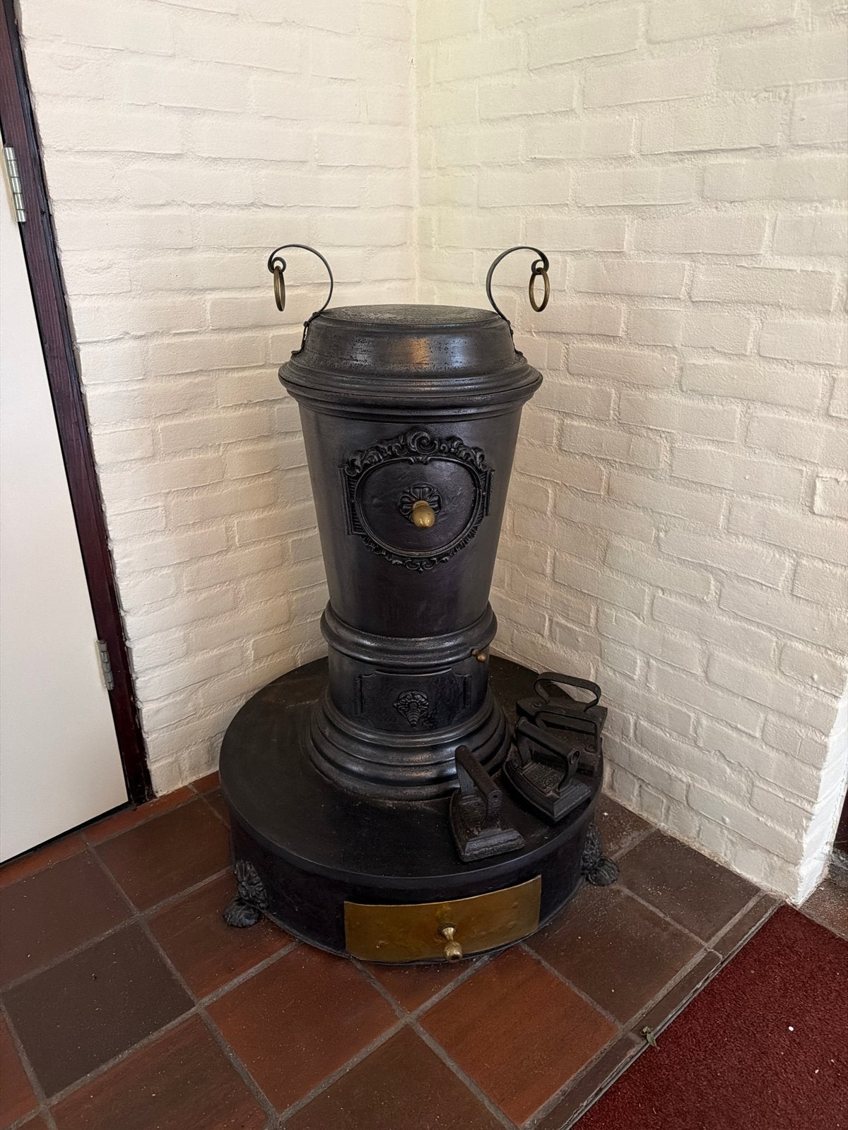 Antieke gietijzeren kolenkachel - Decoratief en functioneel, Ophalen, Gebruikt, Overige brandstoffen, Vrijstaand
