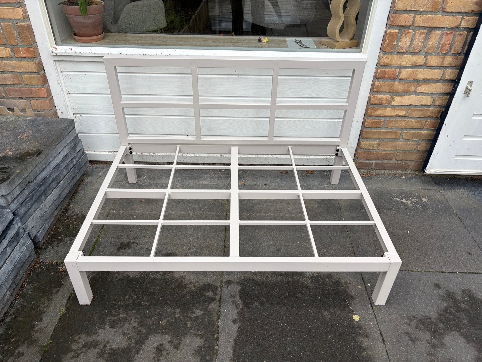 Stalen tuinbank van Karwei met kussens (2 stuks), Huis en Inrichting, Ophalen, Tweepersoons, 75 tot 100 cm, Zo goed als nieuw