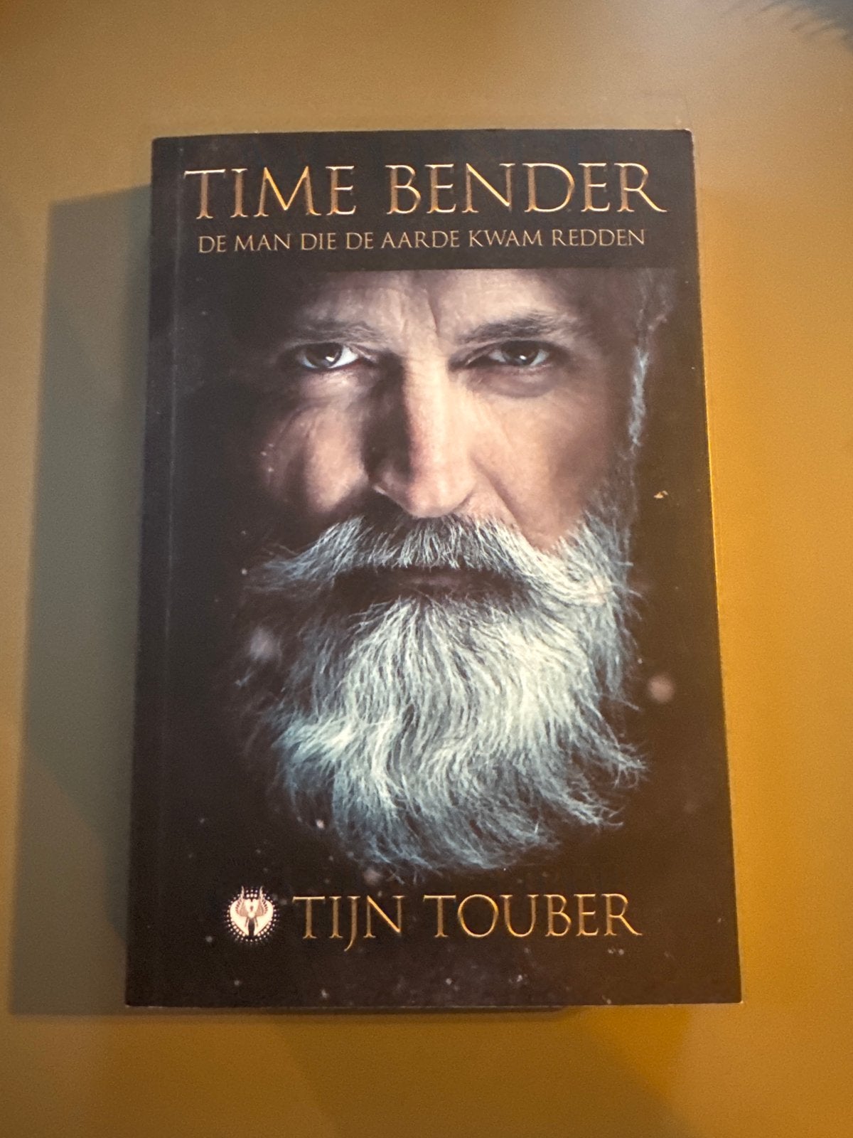 Time Bender: De Man Die De Aarde Kwam Redden - Tijn Touber, Ophalen of Verzenden, Zo goed als nieuw, Nederland