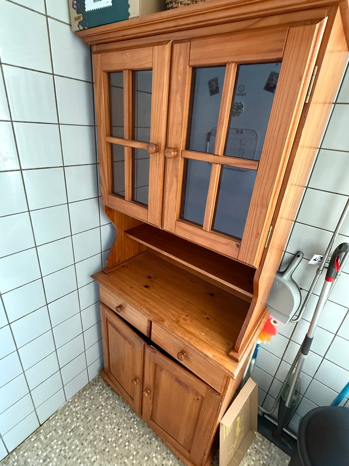 Grenen buffetkast met glazen deuren en lades, Ophalen, Gebruikt, 50 tot 100 cm, Met lade(s)