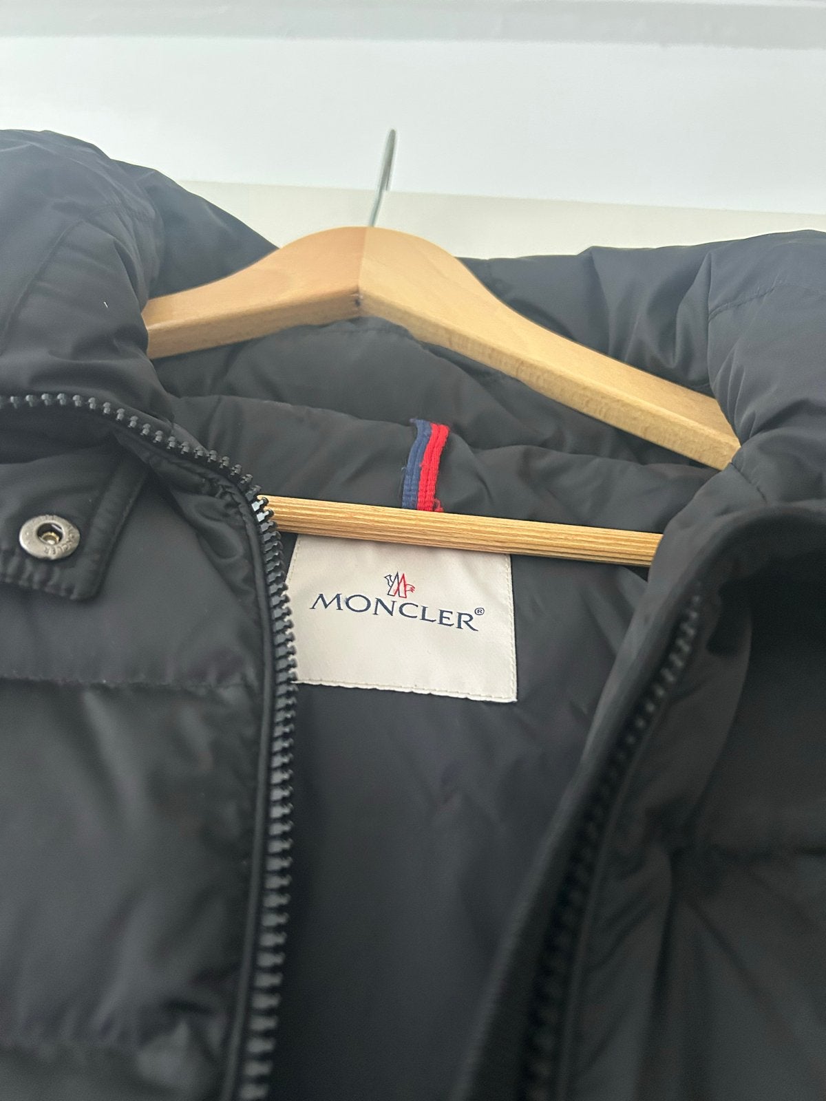 Moncler Zwarte Lange Donsjas - Maat M, Kleding | Dames, Jassen | Winter, Ophalen, Zo goed als nieuw, Maat 38/40 (M), Zwart