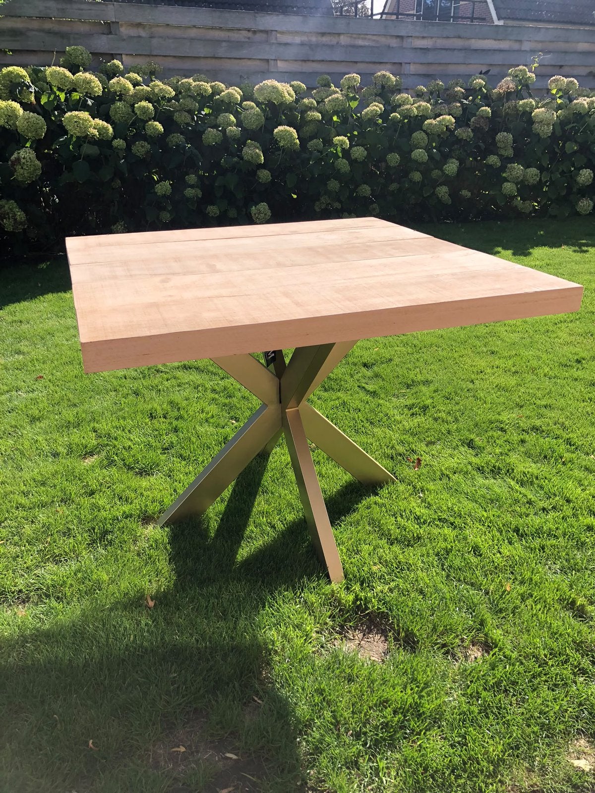 Hardhouten tafel 105 x 105 onbehandeld gouden poot, Ophalen, Zo goed als nieuw, Rechthoekig, Hout