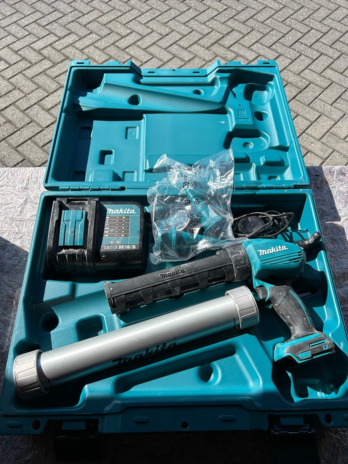 Makita Kitspuit met Oplader in Koffer, Doe-het-zelf en Verbouw, Ophalen, Zo goed als nieuw, Kitspuit, Makita