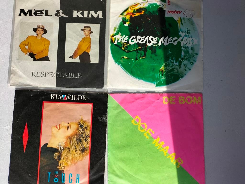 4 vinyl singles: Mel & Kim, Kim Wilde, Doe Maar, Grease, Ophalen of Verzenden