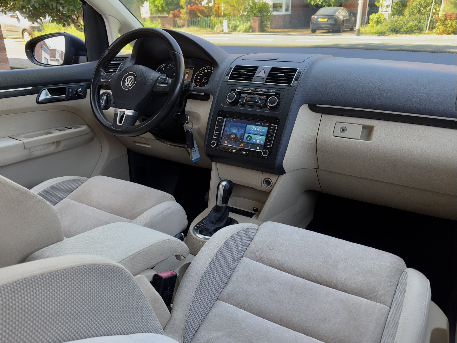Volkswagen Touran 1.4 TSI AUT7 HIGHLINE 7PERS NAVI AIRCO LED, Auto's, Euro 5, 15 km/l, Gebruikt, Beige