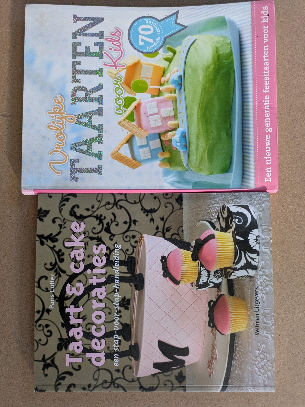 2x Bakboeken: Taart & Cake Decoraties + Vrolijke Taarten, Ophalen of Verzenden, Zo goed als nieuw, Paris Cutler e.a., Taart, Gebak en Desserts