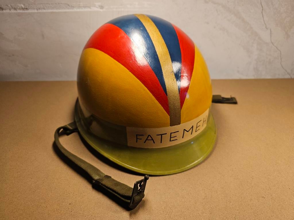 Unieke handgeschilderde BPB-56 militaire helm - 'FATEMEH', Verzamelen, Ophalen of Verzenden, Overige soorten, Overige gebieden