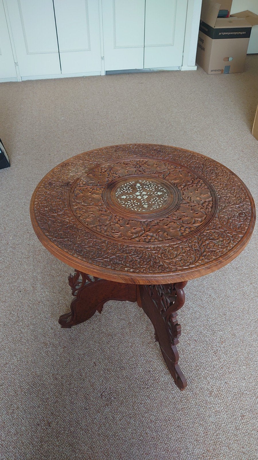 Inklapbare bijzettafel met houtsnijwerk uit India, Ophalen