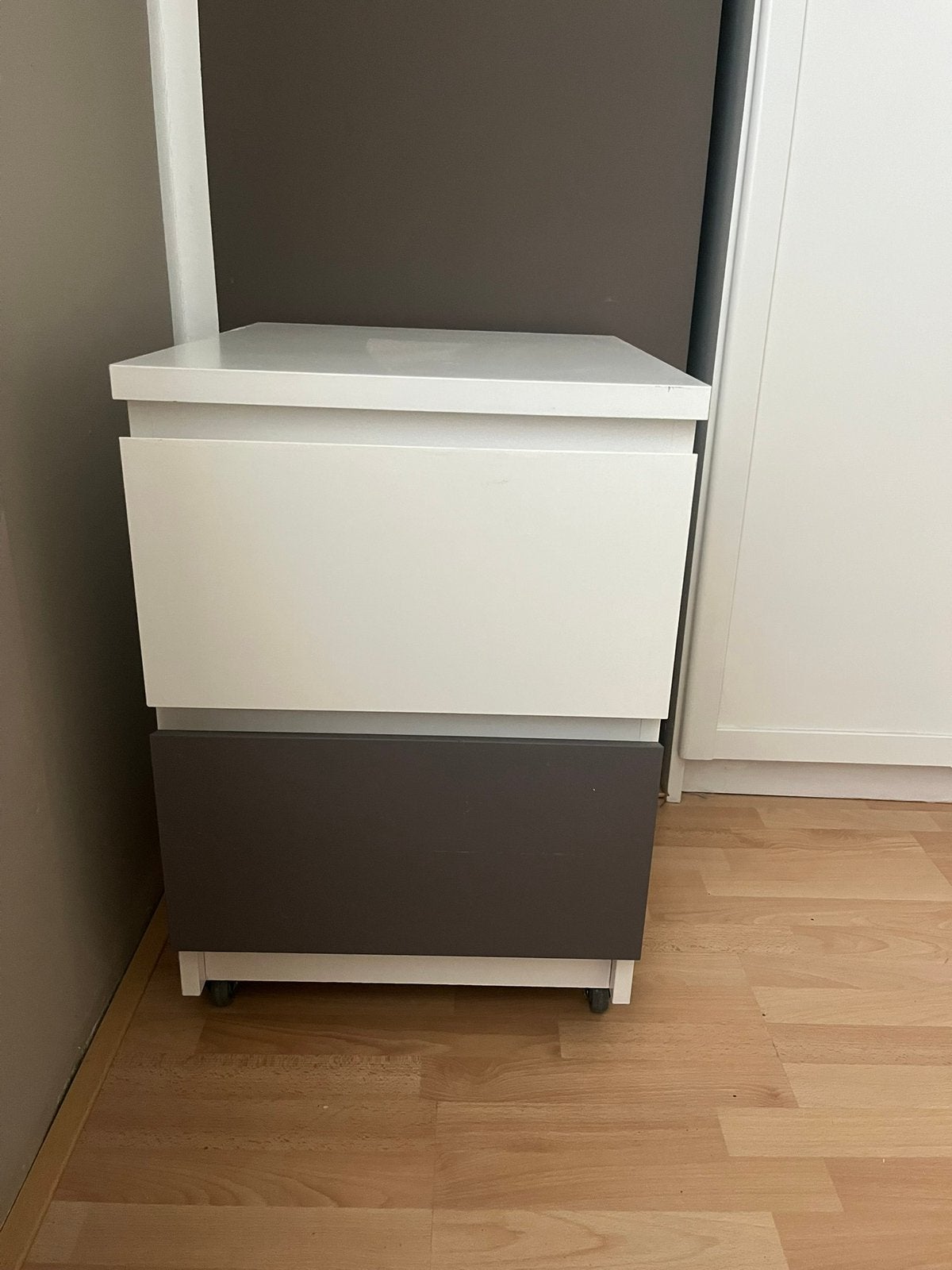 2 ikea nachtkastjes op wieltjes, Huis en Inrichting, Slaapkamer | Nachtkastjes, Ophalen, Overige materialen, Minder dan 45 cm