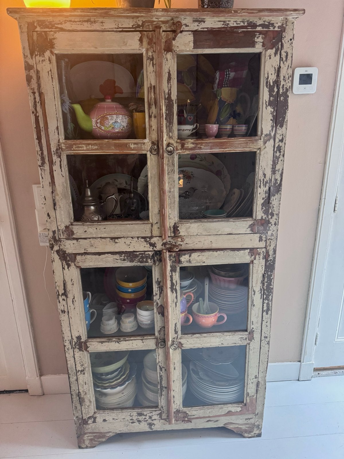 Antieke vitrinekast met verweerde look, Antiek en Kunst, Ophalen
