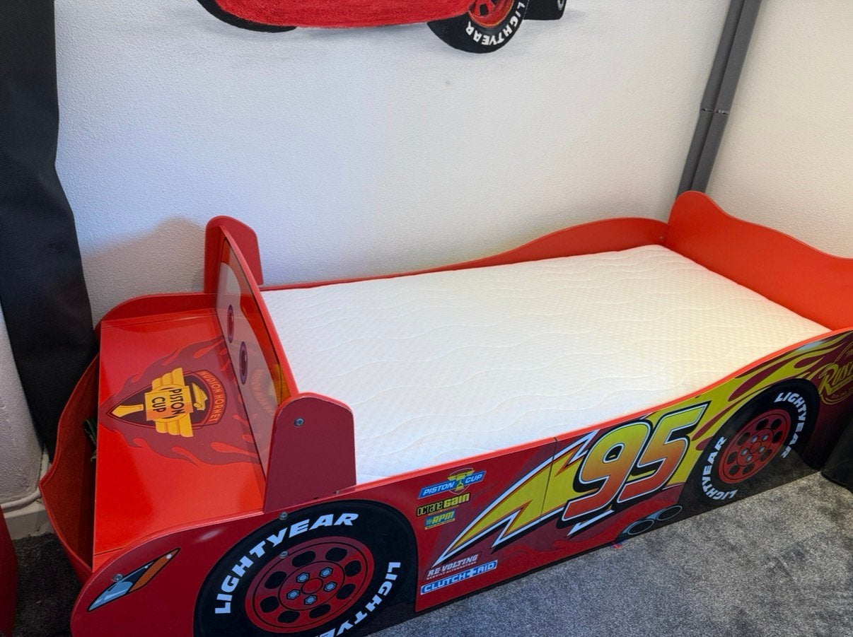 Cars peuterbed Bliksem McQueen, Kinderen en Baby's, Kinderkamer | Bedden, Ophalen, Gebruikt, 70 tot 85 cm, 140 tot 160 cm