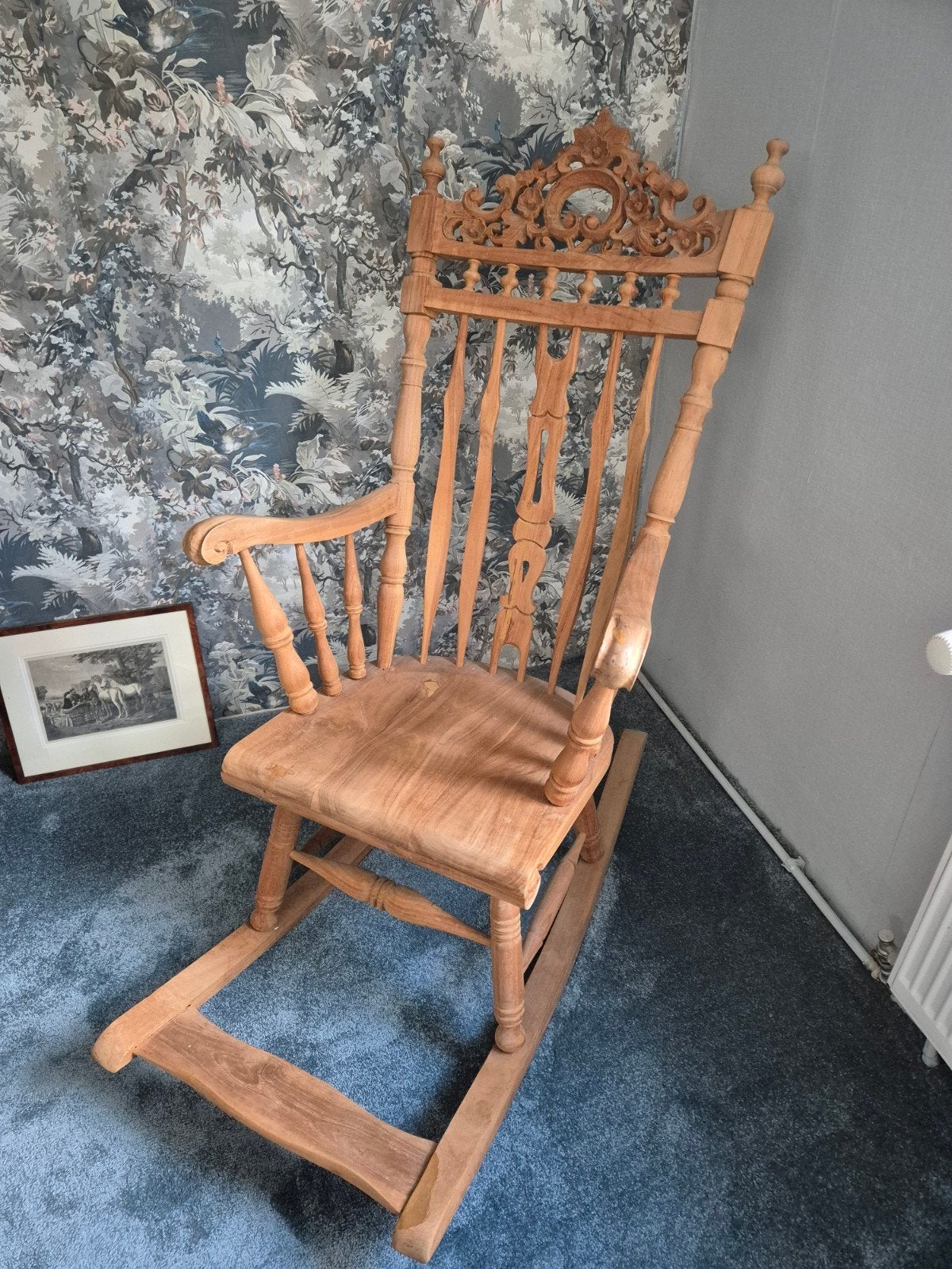 Hele mooie houten schommelstoel met sierlijk houtsnijwerk, Ophalen, Zo goed als nieuw, 50 tot 75 cm