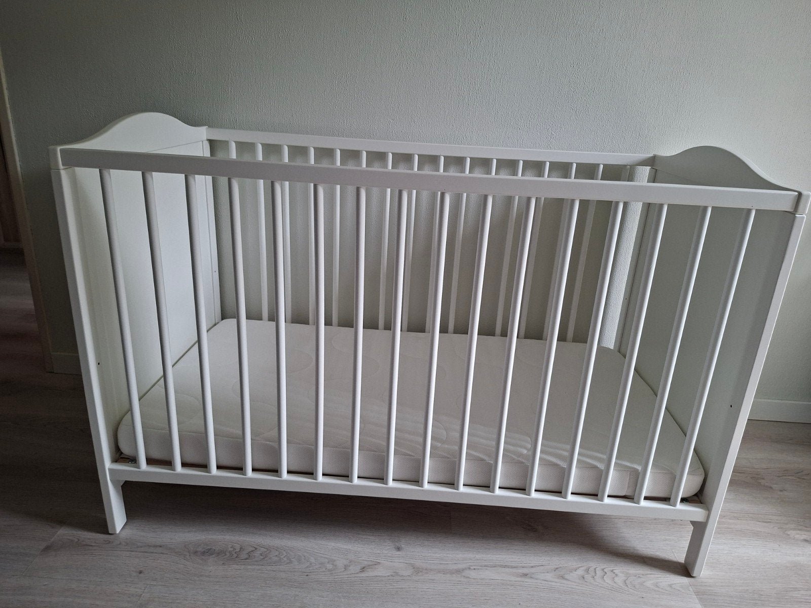 IKEA SMÅGÖRA Ledikant met matras, Kinderen en Baby's, Ophalen, Zo goed als nieuw, Ledikant