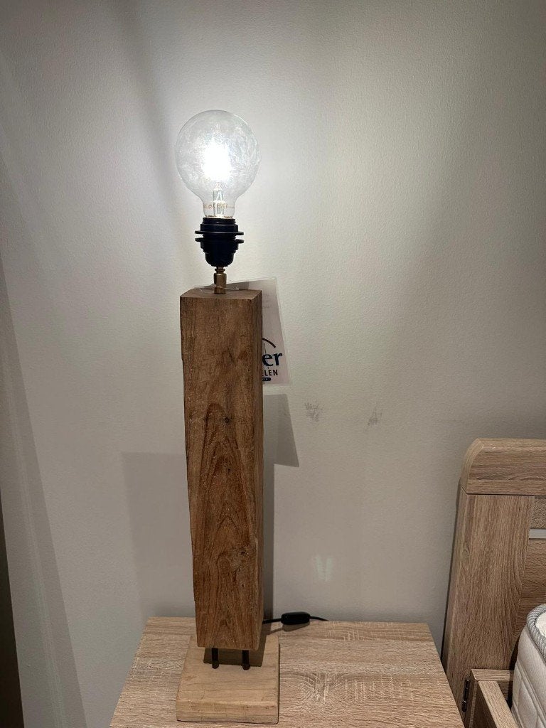 Tafellamp met houtenvoet VAN €99,- VOOR €45,-, Huis en Inrichting, Lampen | Tafellampen, Ophalen, Sommelsdijkse haven 19, Info@vissermeubelen.nl