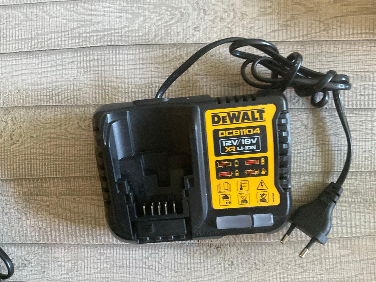 Dewalt DCB1104 12V/18V XR Li-Ion Acculader, Ophalen, Zo goed als nieuw, Overige typen