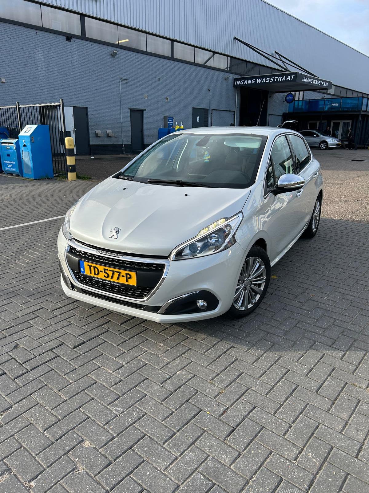 Peugeot 208 1.2 VTI  5-D 2018 LUXE UITVOERING PARELMOER WIT, Auto's, Voorwielaandrijving, 31 €/maand, 1199 cc, Origineel Nederlands