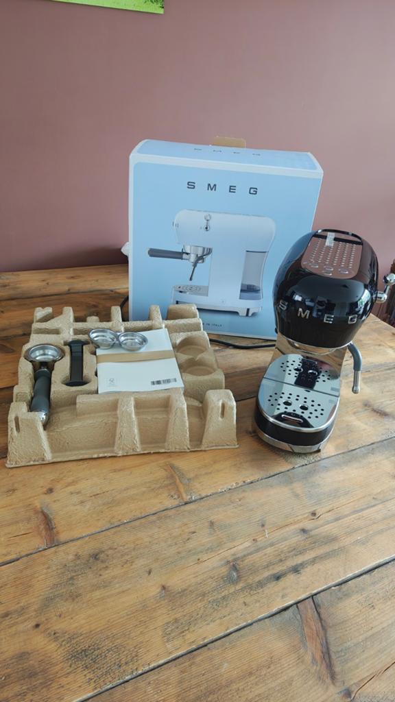 SMEG ECF02BLEU Handmatige Espressomachine Zwart - Nieuw!, Ophalen, Nieuw, Espresso apparaat, Gemalen koffie