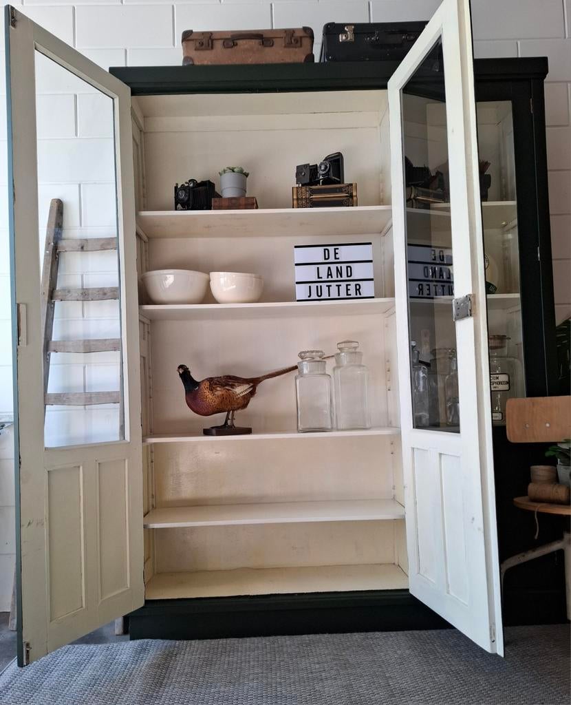 Vintage/Brocante diep groene schoolkast, Buffetkast, 200 cm of meer, 150 tot 200 cm, Ophalen of Verzenden, 25 tot 50 cm