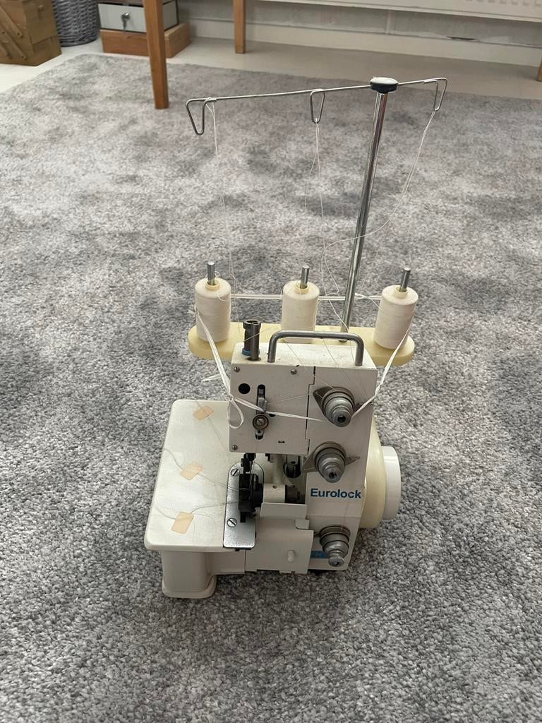 Lock machine met garen en naalden koffer/handychest, Hobby en Vrije tijd, Naaimachines en Toebehoren, Ophalen, Zo goed als nieuw