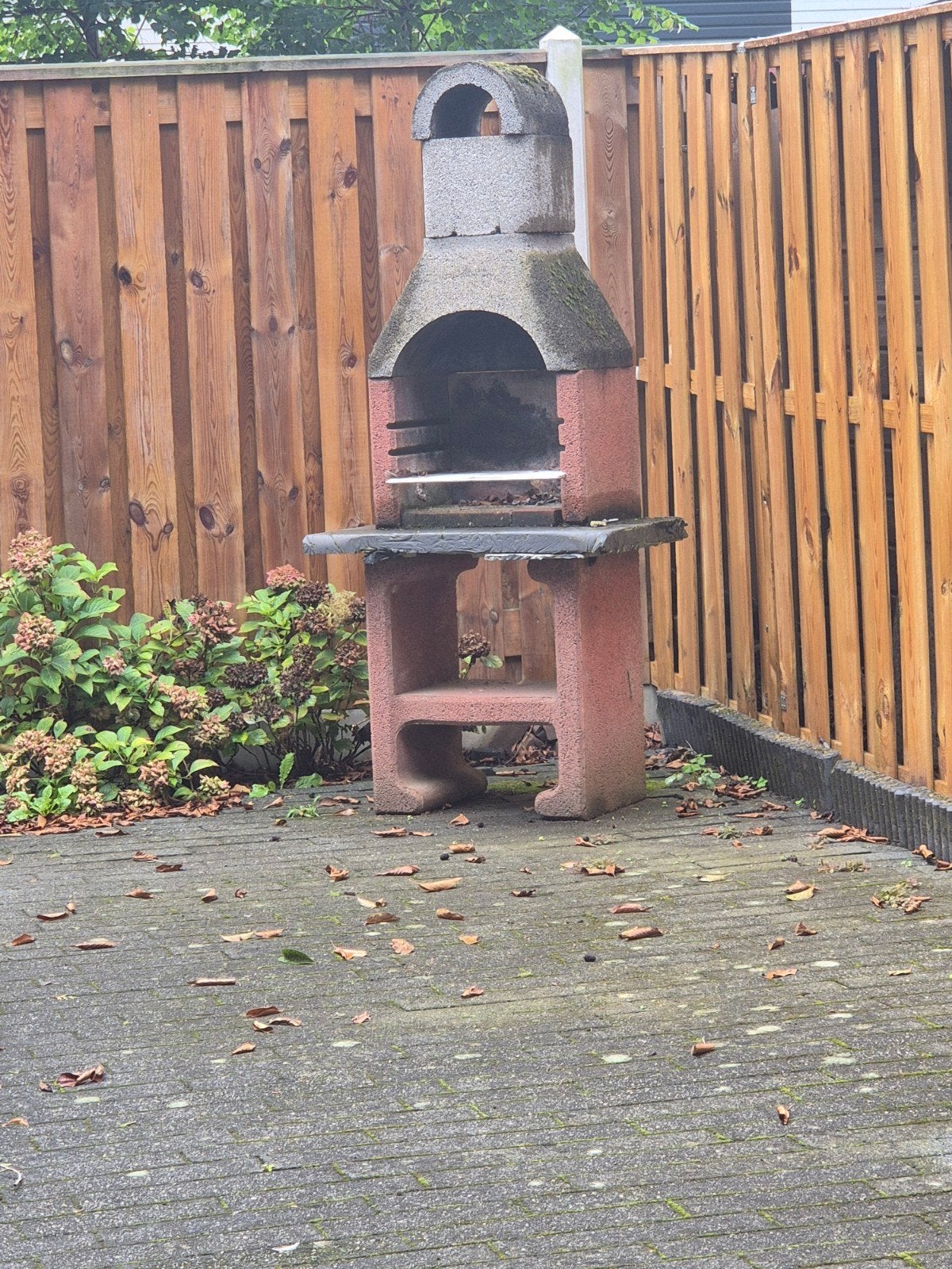 Beton Barbecue, Ophalen