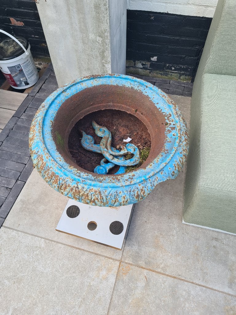 Gietijzeren bloempot, Ophalen, Gebruikt
