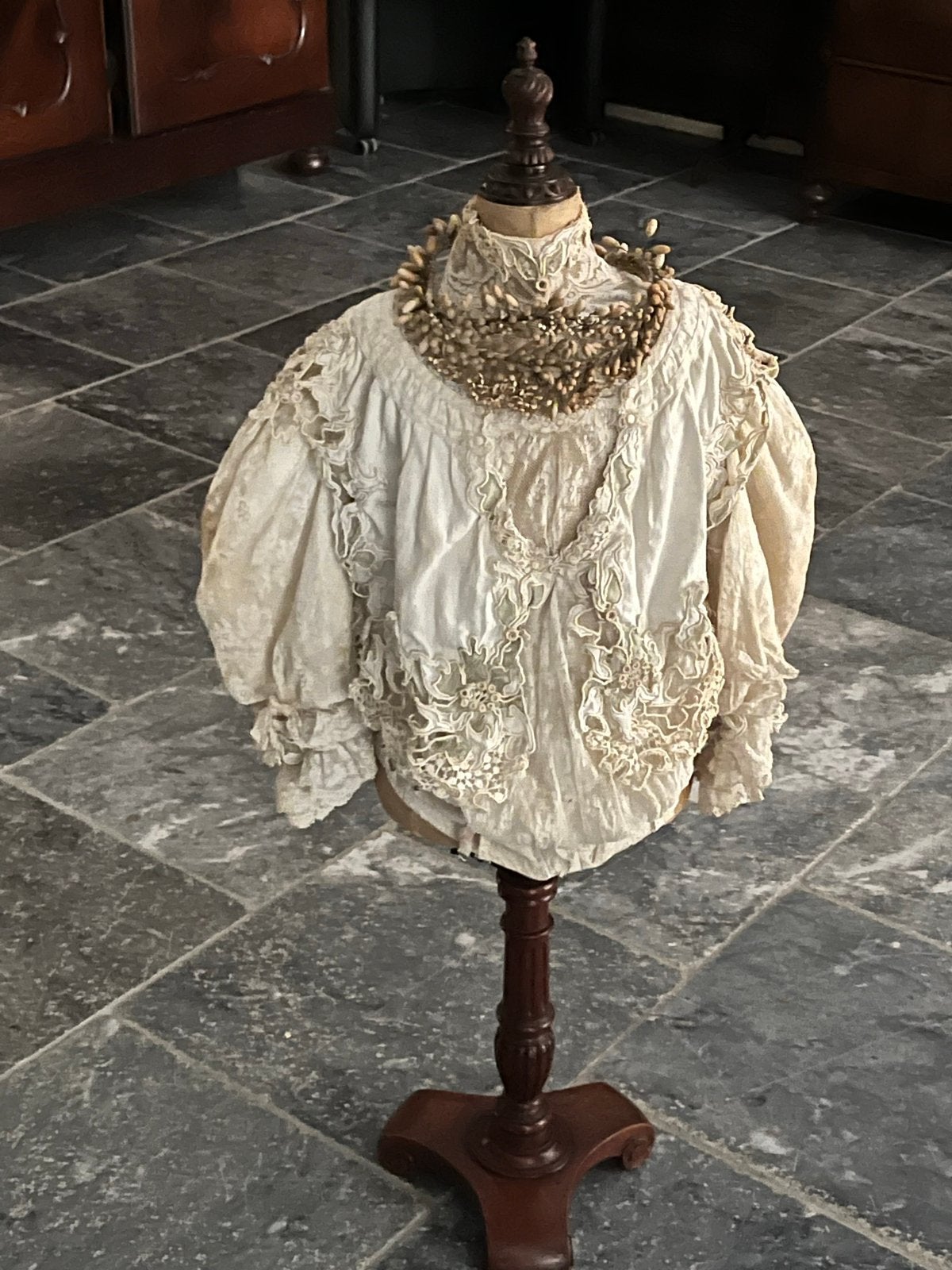 Antiek Stocman paspopje antieke wassen kroon kanten bodice, Ophalen of Verzenden, Kinderen
