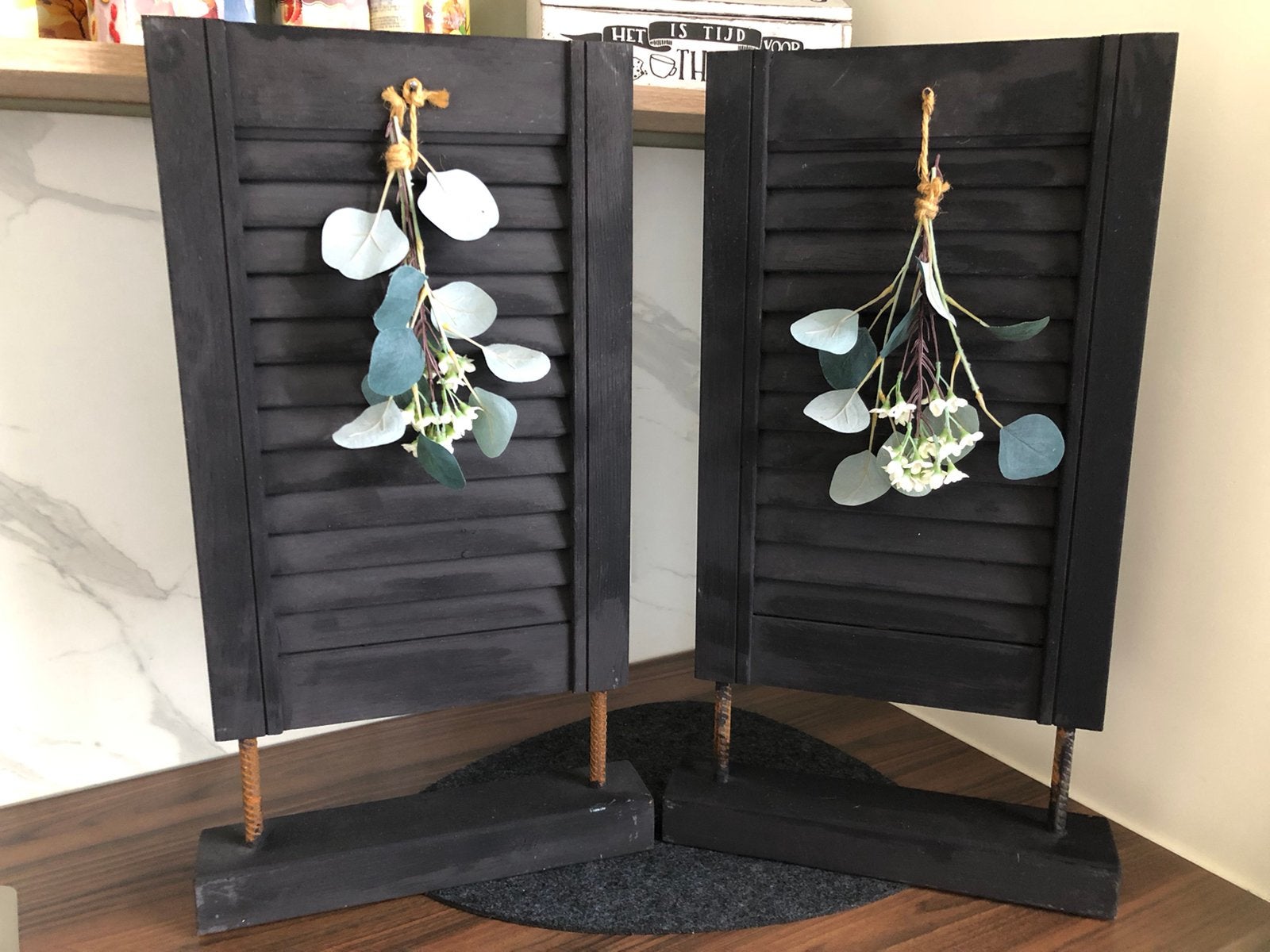 Twee mooie houten raamdecoratie ornamenten!, Ophalen, Zo goed als nieuw