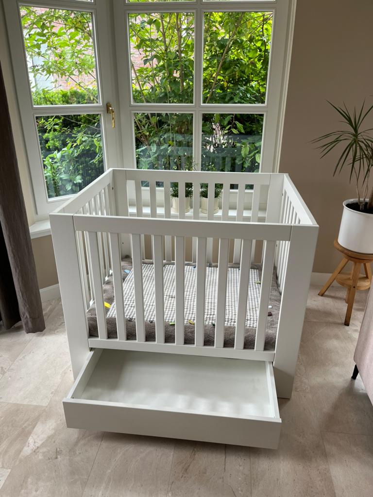 Mooie box met lade + twee boxkleden, Kinderen en Baby's, Boxen, Ophalen, Gebruikt, Rechthoekig, In hoogte verstelbaar