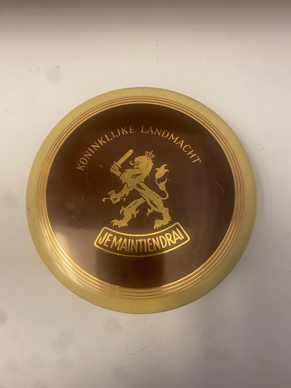 Vintage Koninklijke Landmacht 'Je Maintiendrai' schijf, Ophalen of Verzenden, Gebruikt