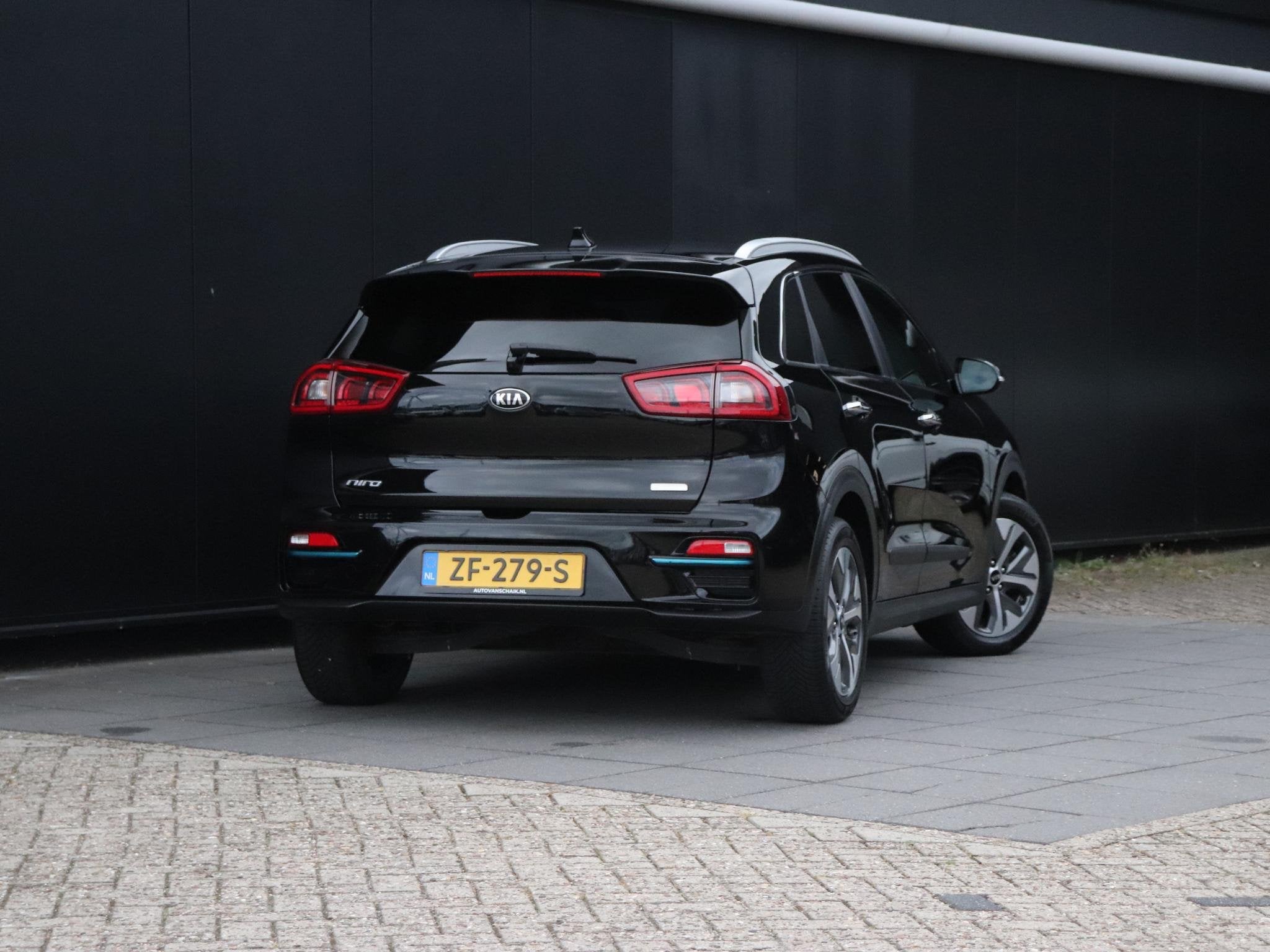 Kia e-Niro ExecutiveLine 64 kWh | LEDER | MEMORY | STOEL/STU, Dealer onderhouden, Gebruikt, 1712 kg, Zwart