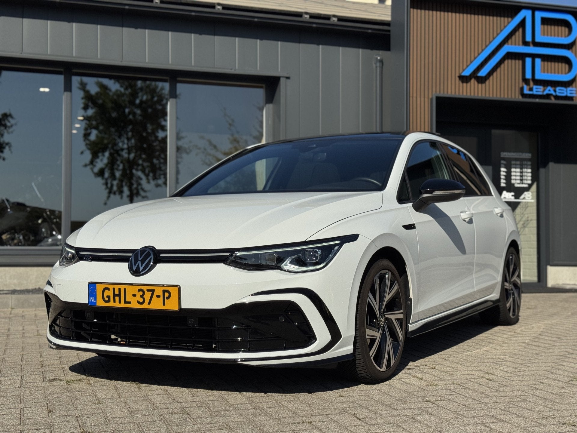 Volkswagen Golf 1.5 eTSI R-Line Business Pano Sfeer, Auto's, Dealer onderhouden, 4 cilinders, 150 pk, Alcantara