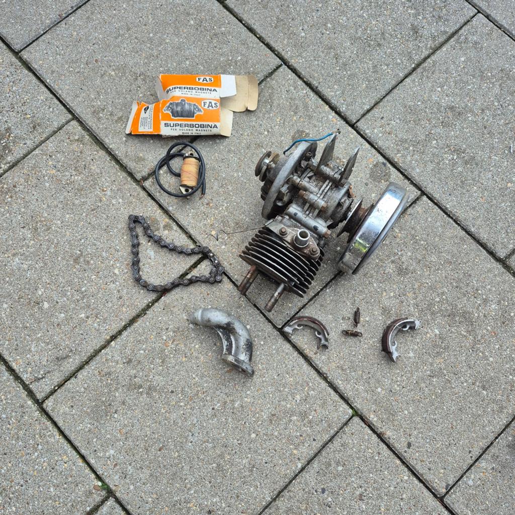 Oude bromfiets motorblok onderdelen met bobine, Ophalen of Verzenden