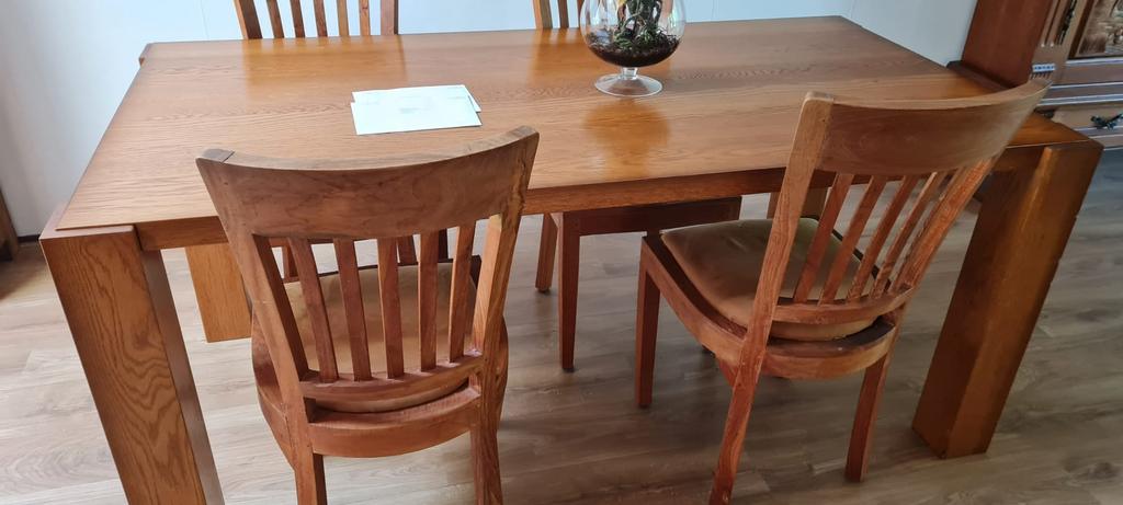 GRATIS OPHALEN Eettafel en stoelen, Huis en Inrichting, Complete eetkamers, Ophalen, Zo goed als nieuw, 4 tot 6 stoelen
