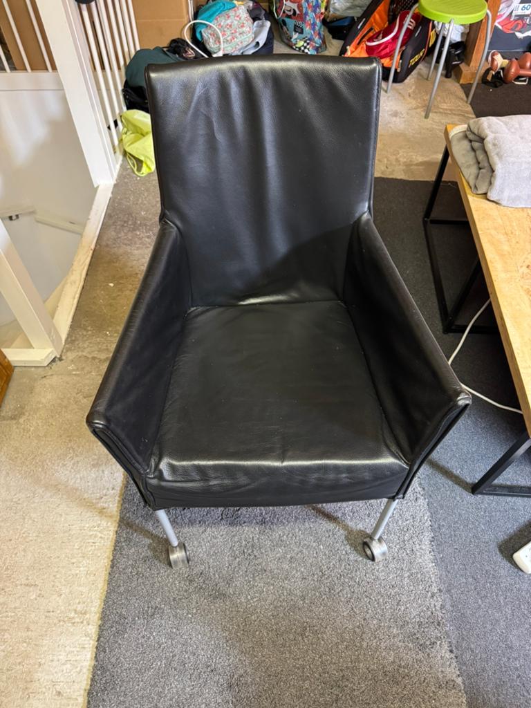 2 zwarte lederen eetkamerstoelen op wieltjes, Ophalen, Zwart
