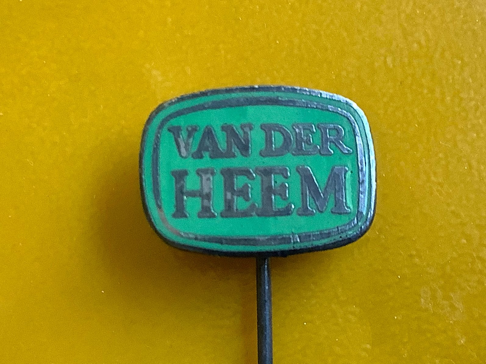 Emaille speldje Van der Heem Den Haag Erres Solex, Verzamelen, Ophalen of Verzenden, Gebruikt, Merk, Speldje of Pin