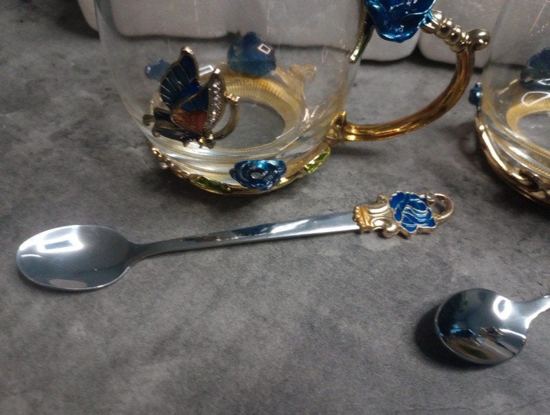 2 thee mokken met lepels glas met emaille vlinder roos, Ophalen of Verzenden, Glas, Overige stijlen, Glas of Glazen